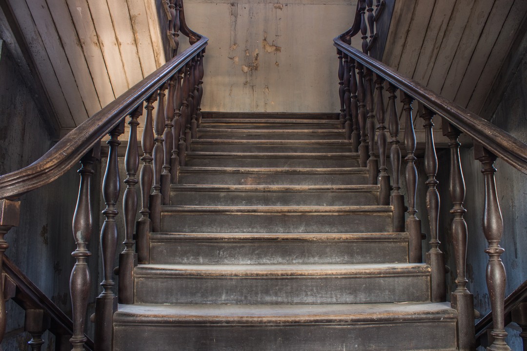 Vieux escaliers en bois.
