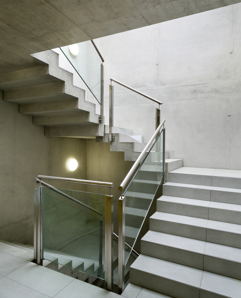 Un escalier en béton dans un intérieur.