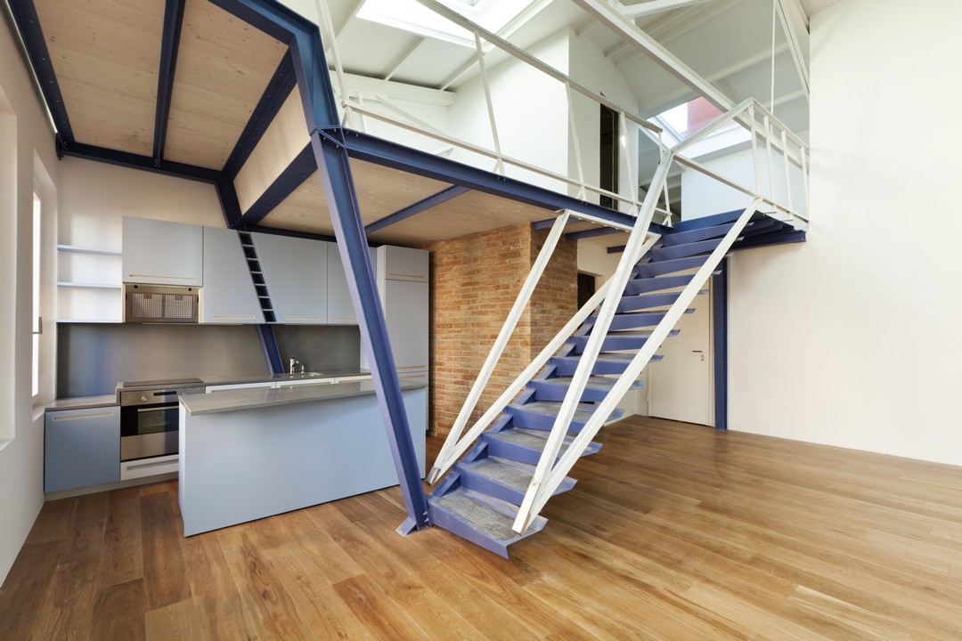 Un escalier en métal dans un intérieur.